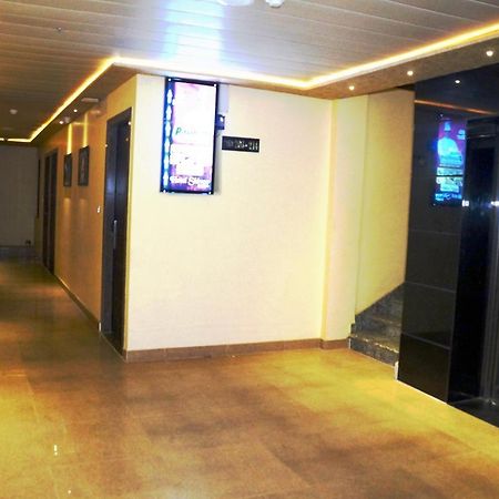 Hotel Shivoy Grand Varanasi Exteriör bild
