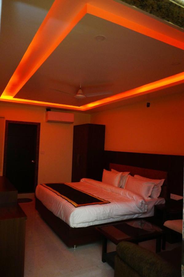 Hotel Shivoy Grand Varanasi Exteriör bild