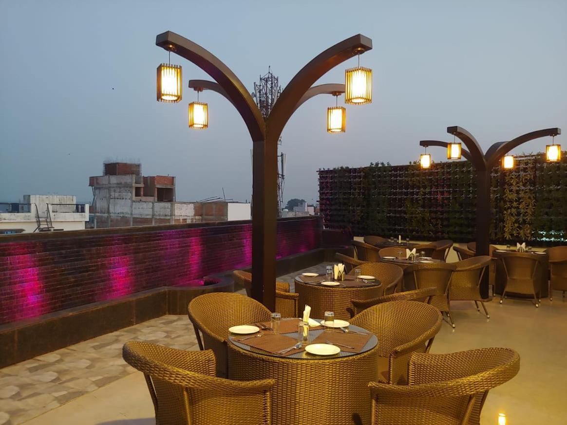 Hotel Shivoy Grand Varanasi Exteriör bild