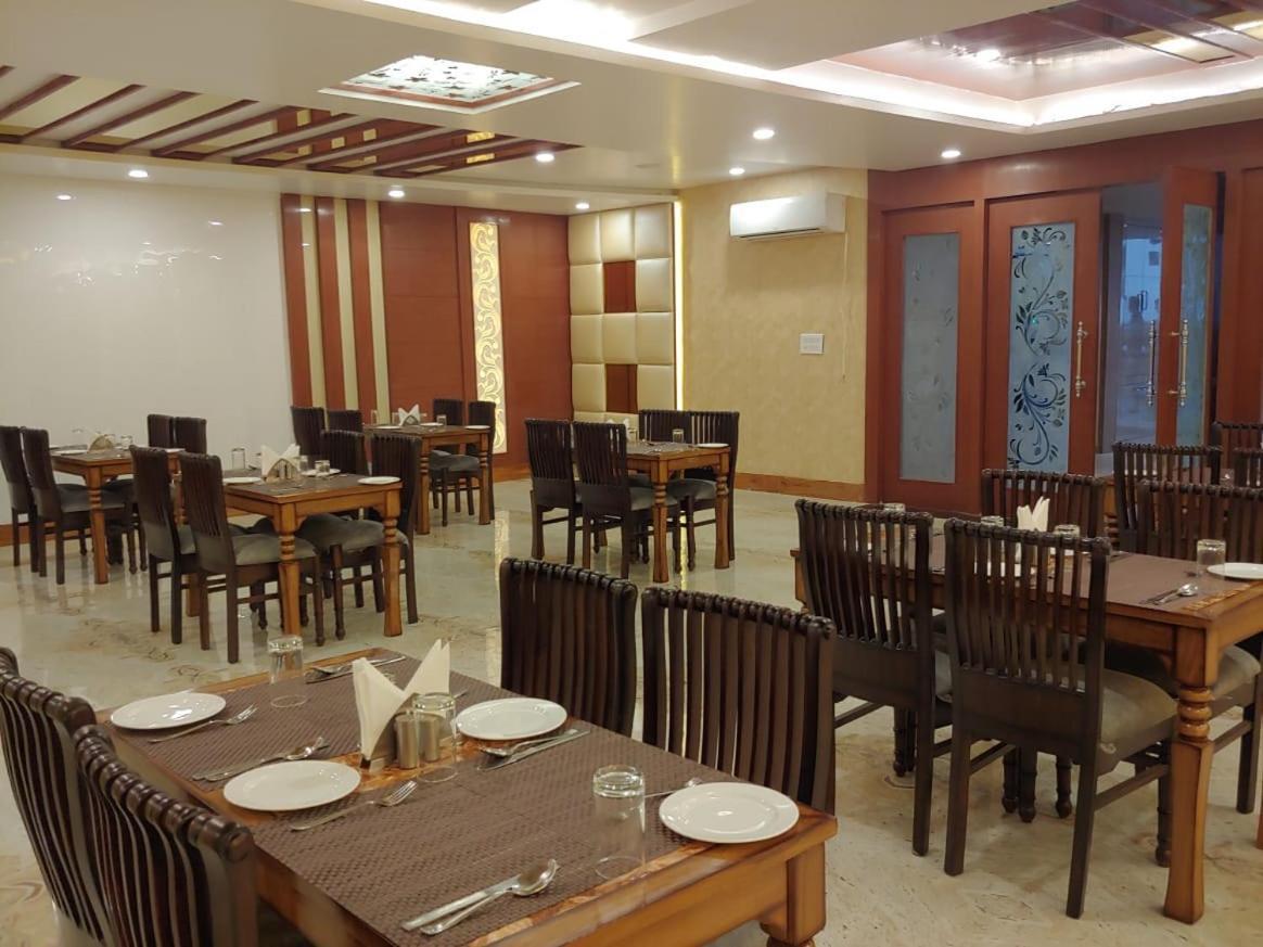 Hotel Shivoy Grand Varanasi Exteriör bild