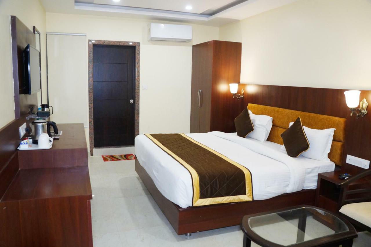 Hotel Shivoy Grand Varanasi Exteriör bild