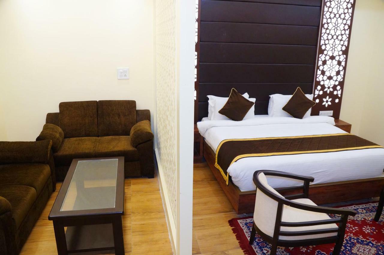 Hotel Shivoy Grand Varanasi Exteriör bild